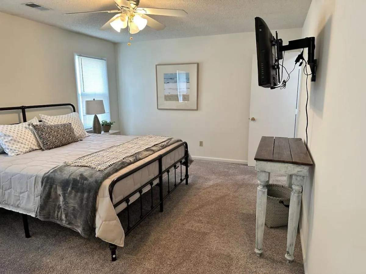 Feriehus Your Cozy Retreat In Charlotte