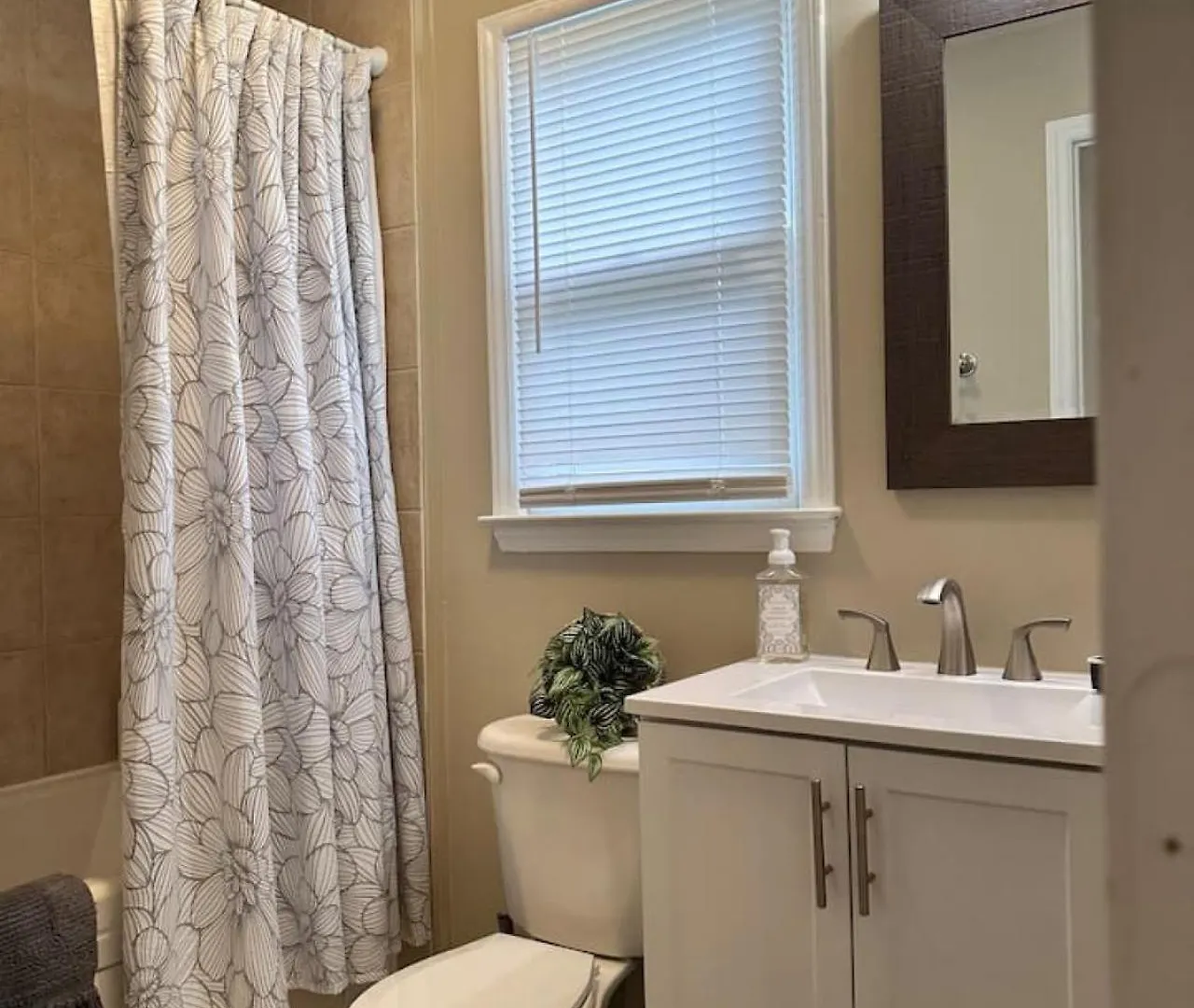 Your Cozy Retreat In Charlotte 0*,  USA